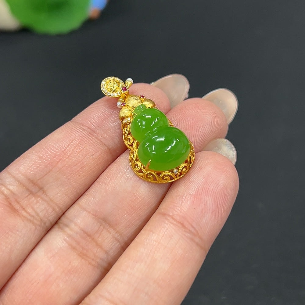 Hetian Jade Jasper inlaid pendant gourd with 18k non-diamond setting, crafted by HKHQ, showcasing intricate jade craftsmanship.