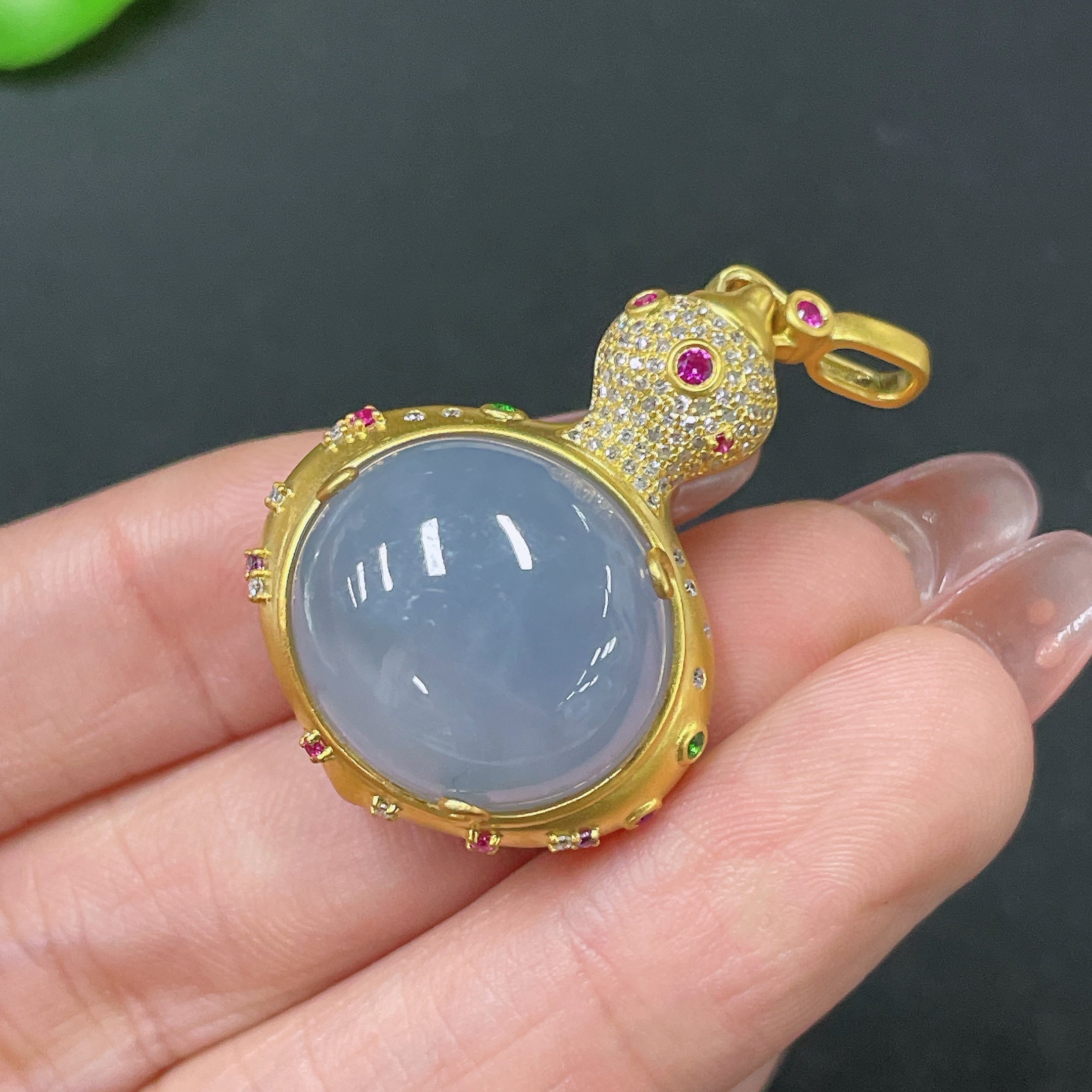 HUILIU HQ jadeite pendant in 18k gold setting with colorless diamond accents, showcasing a polished jade gemstone and elegant design.