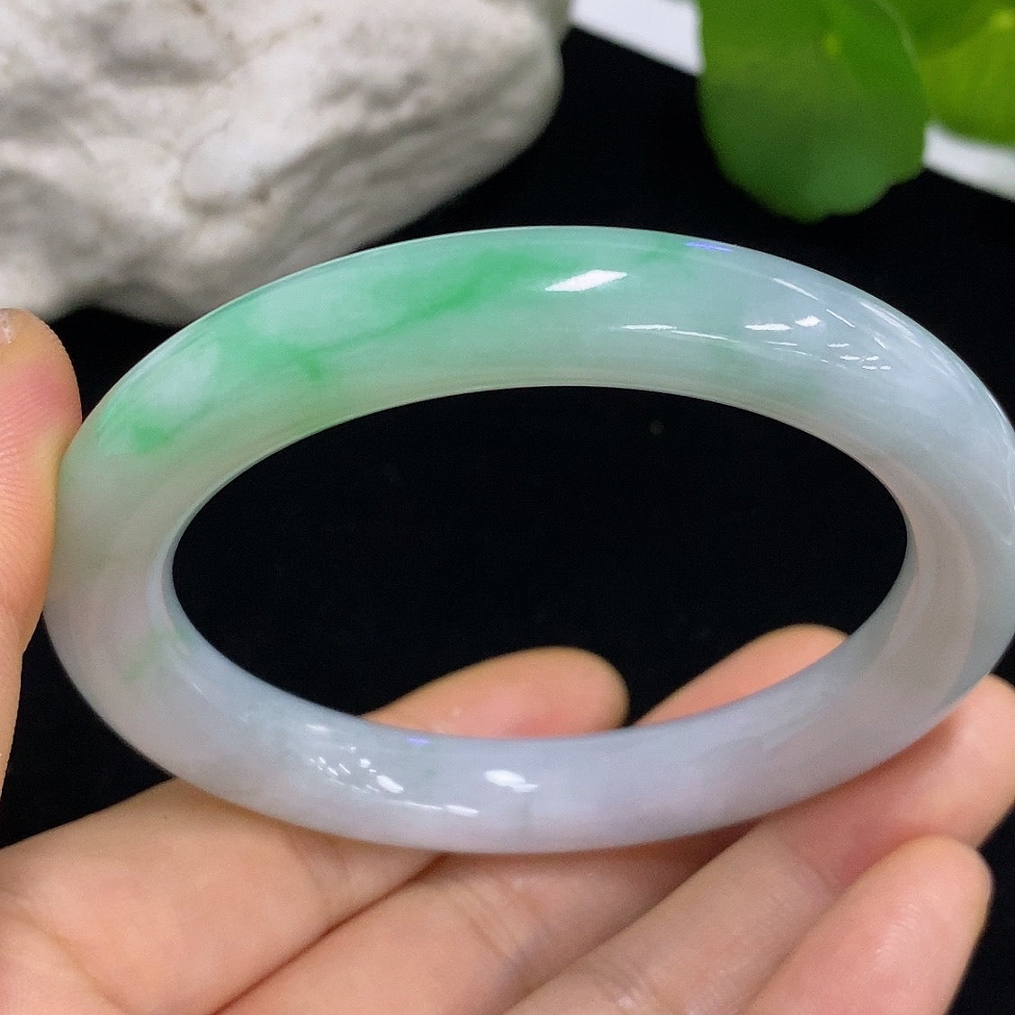 HKHQ jadeite round bangle in size 55 with 51.42g, featuring a smooth, polished surface and vibrant green color.