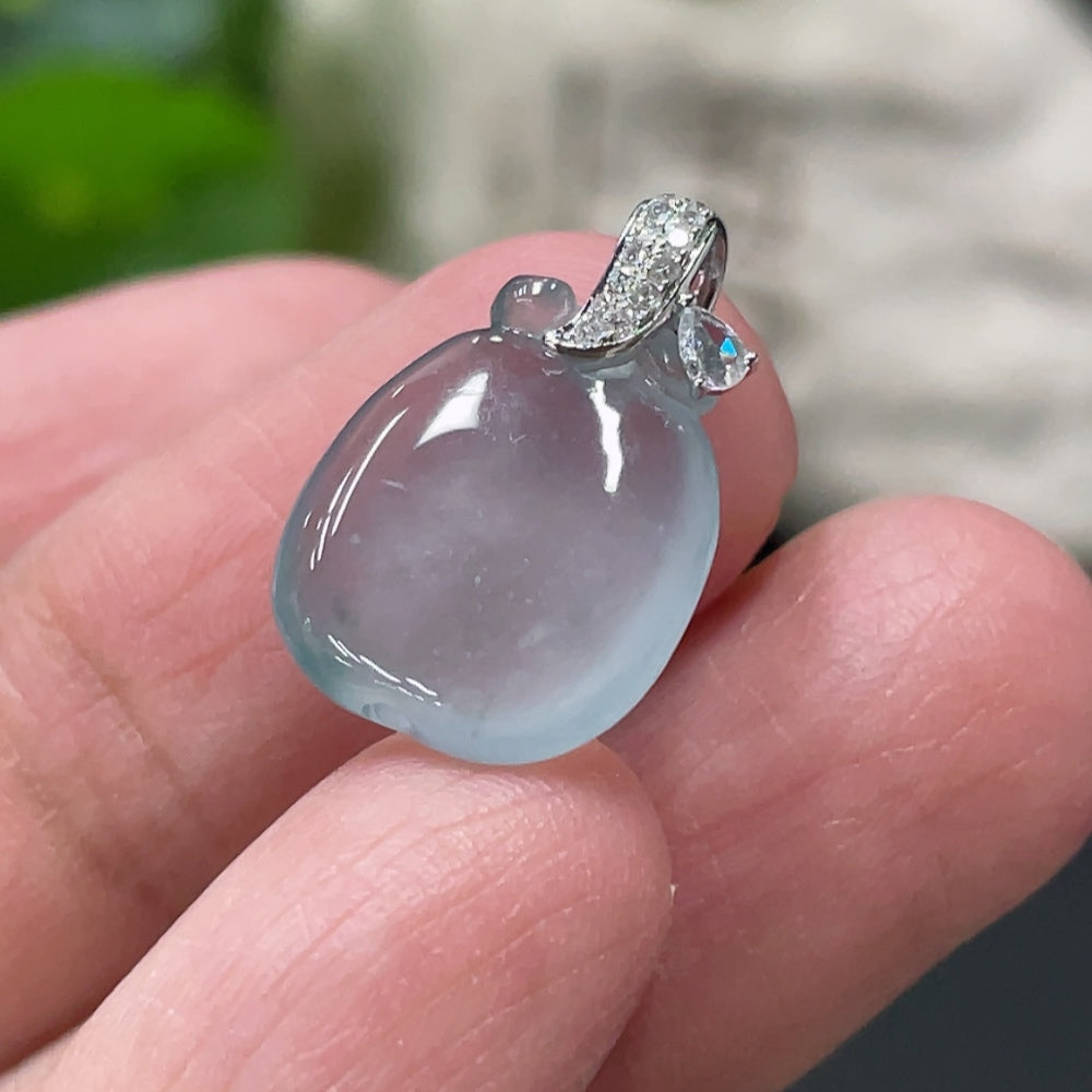 Jadeite apple pendant with 18k gold clasp and diamond accents, crafted by HUILIU HQ, weighing approximately 1.8g.