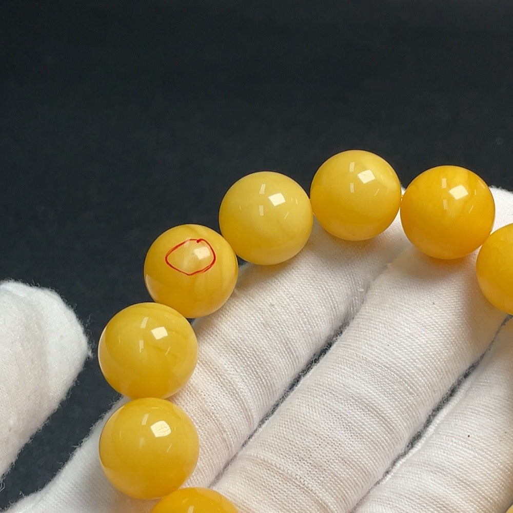 Amber and beeswax bracelet, partial repair visible, total weight approx. 27.3g, size approx. 15.2mm