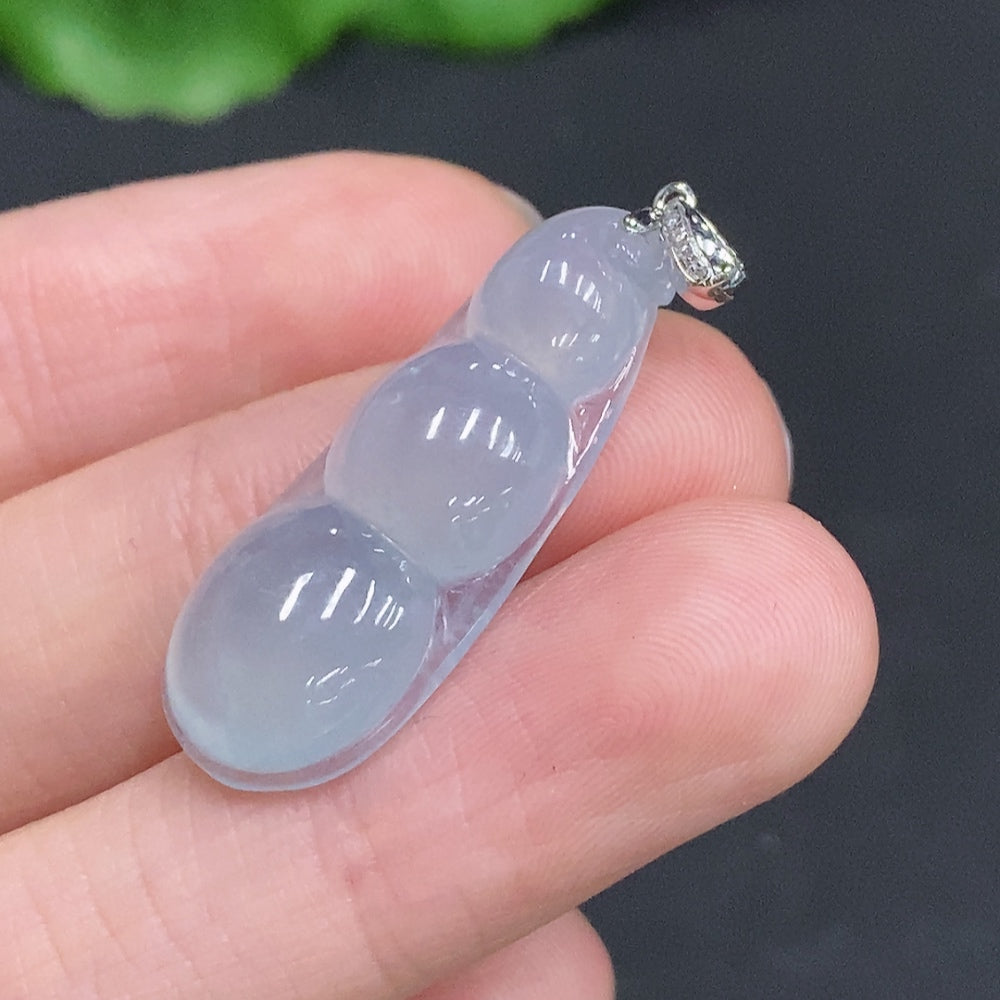 Jadeite Lucky Bean Pendant with 18K Gold Clasp, Total Weight Approximately 3.5g