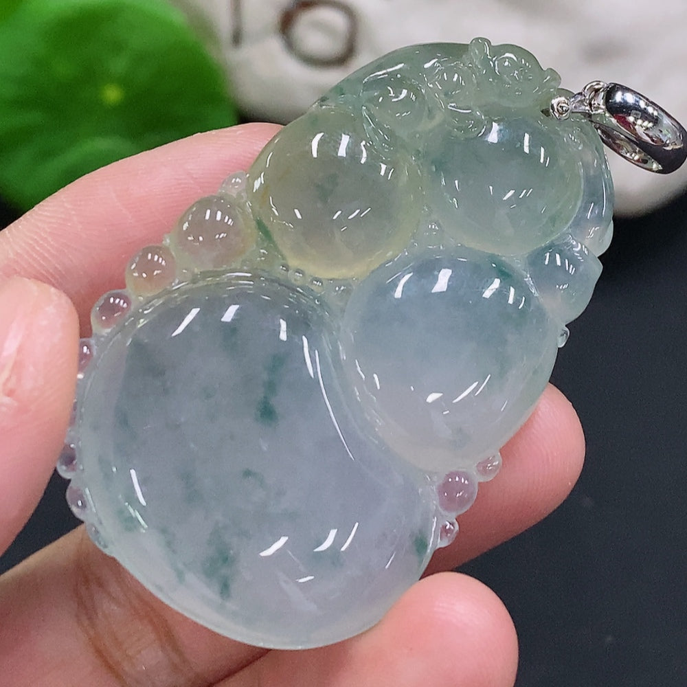 Jadeite Gourd Pendant with 18K Gold Clasp, Total Weight Approximately 26.3g