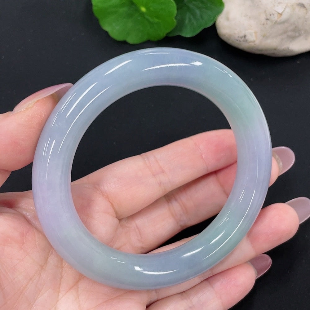 Jadeite round bangle in size 59.4, crafted by HUILIU HQ, featuring a smooth polished surface and an approximate weight of 82g.