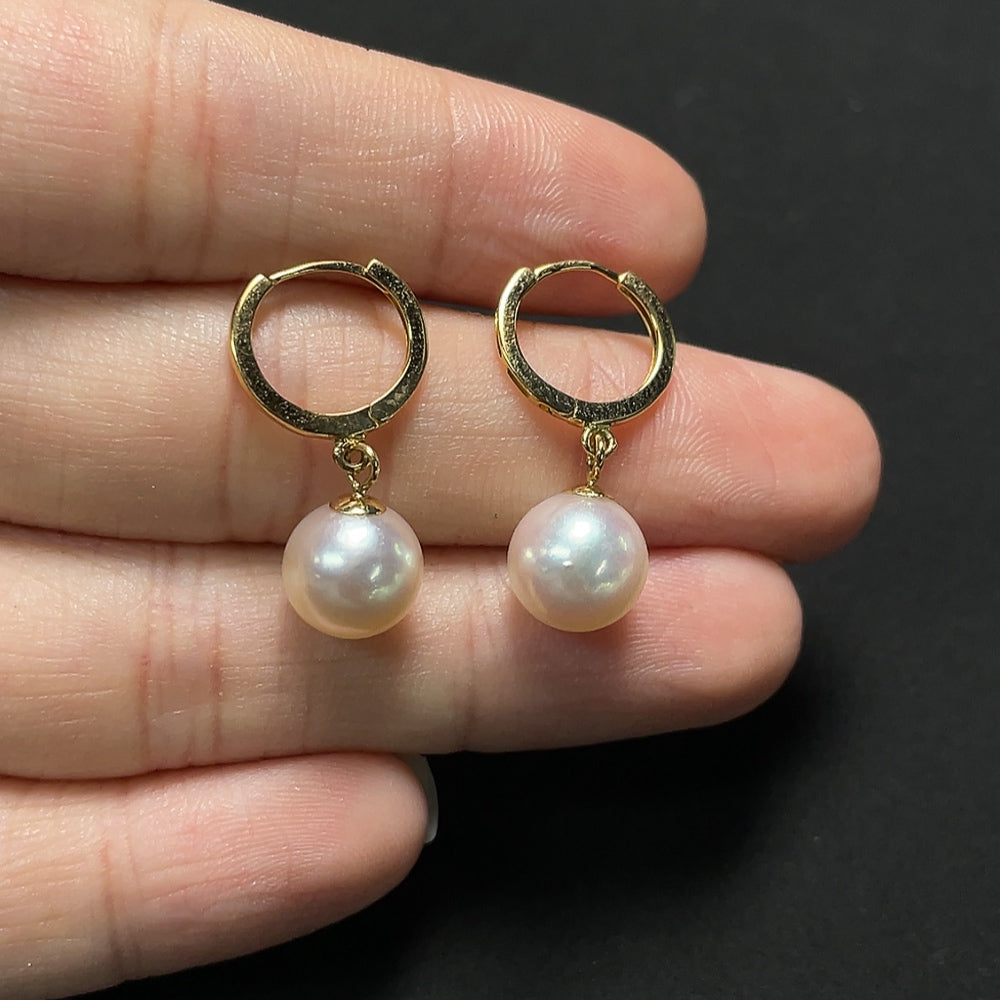 Saltwater pearl earrings in 18K gold with a total weight of 2.3g, featuring elegant and classic jewelry design.