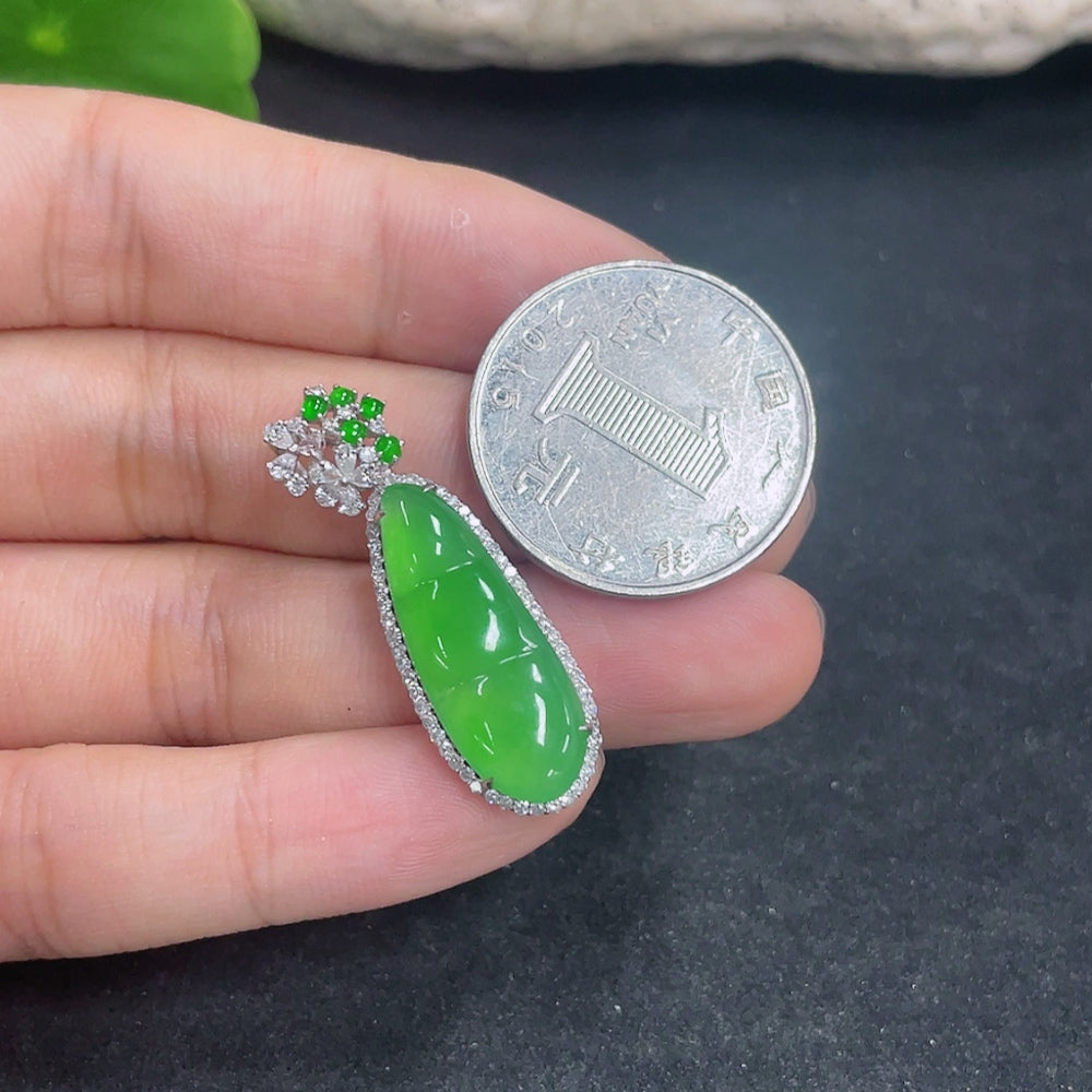 Jadeite pendant with 18k gold and diamond accents, weighing approximately 4.5g, featuring a polished jade gemstone.