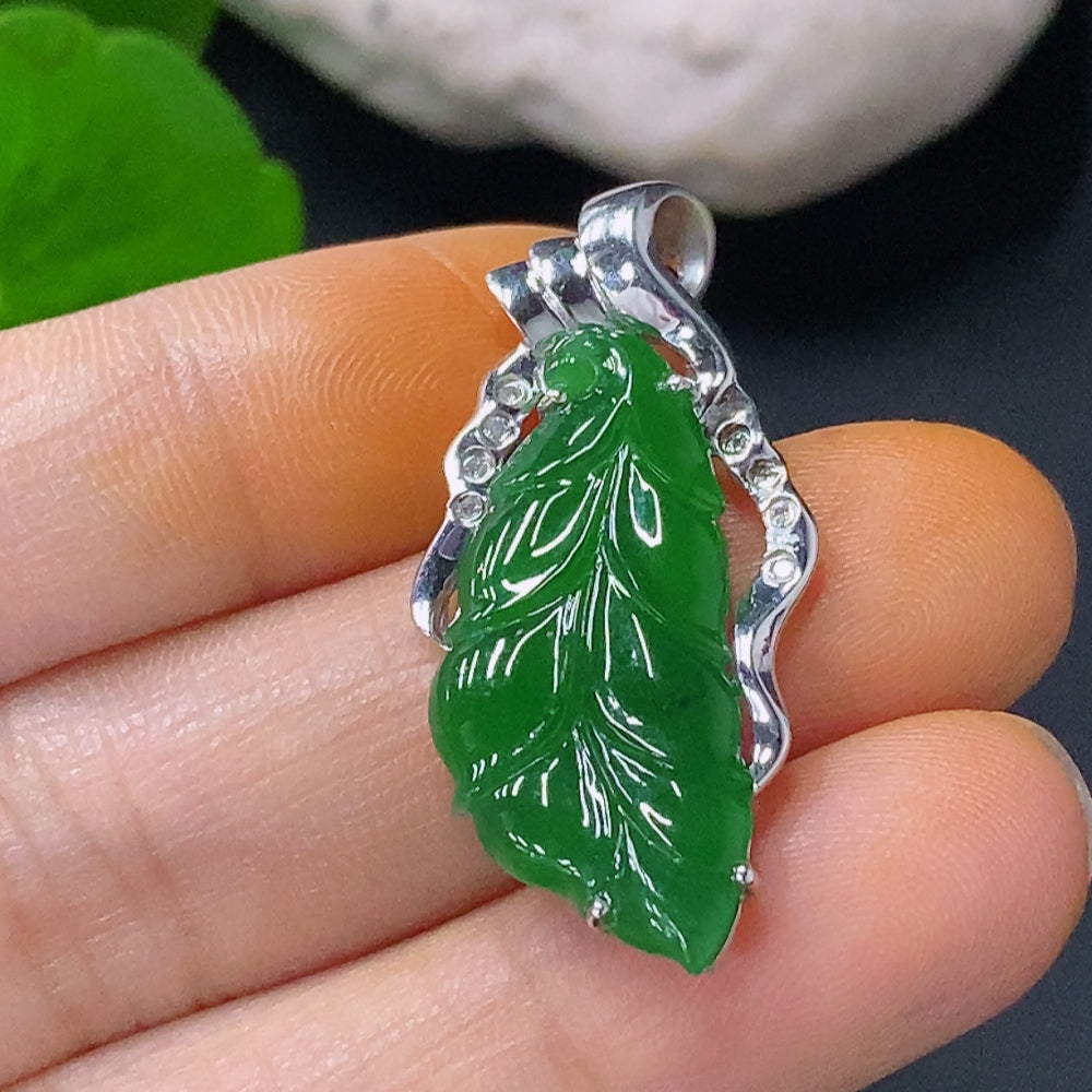 Jadeite Inlaid Leaf Pendant 18k Total Weight Approx. 5.13g