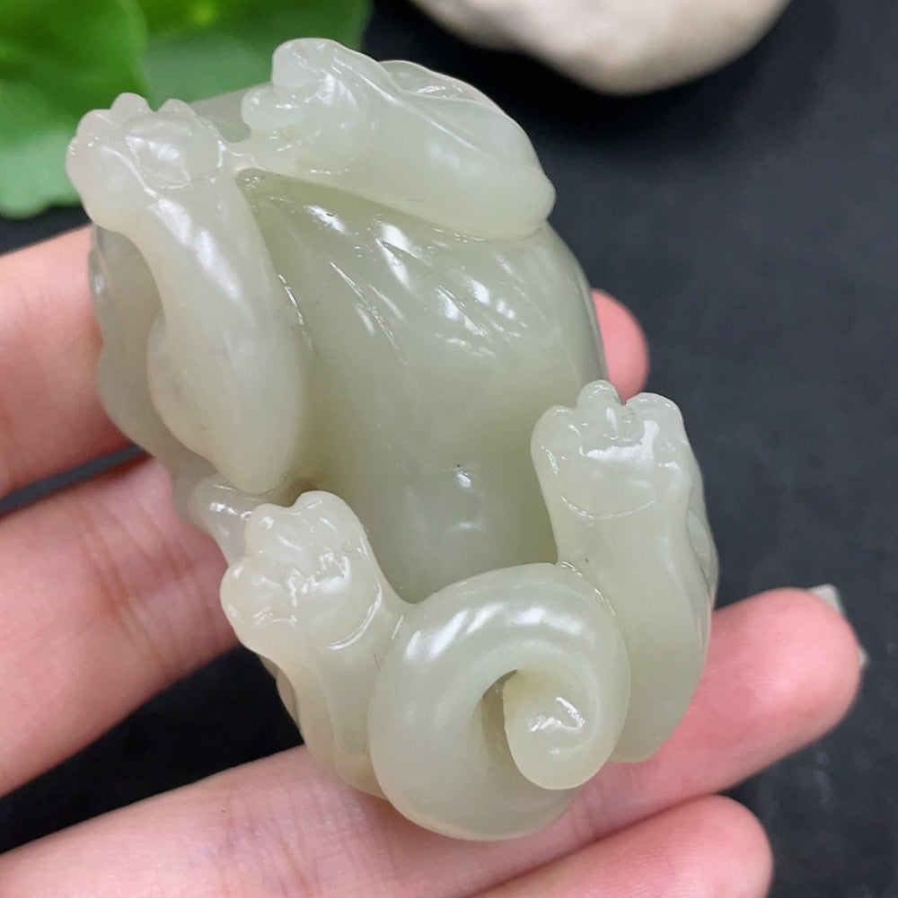 Hetian jade Pi Xiu handheld sculpture by HUILIU HQ, weighing approx. 95.7g, with undetermined skin color and detailed craftsmanship.