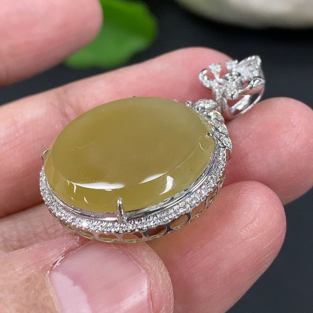 Jadeite Buddha Pendant with 18K Gold Clasp, Total Weight Approximately 4.5g, Set with Diamonds