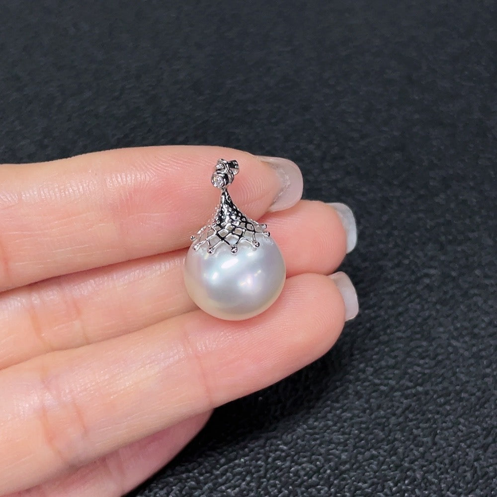 Seawater pearl pendant with diamond accents, 18K gold, 13.8mm size, featuring a lustrous pearl and sparkling diamonds.