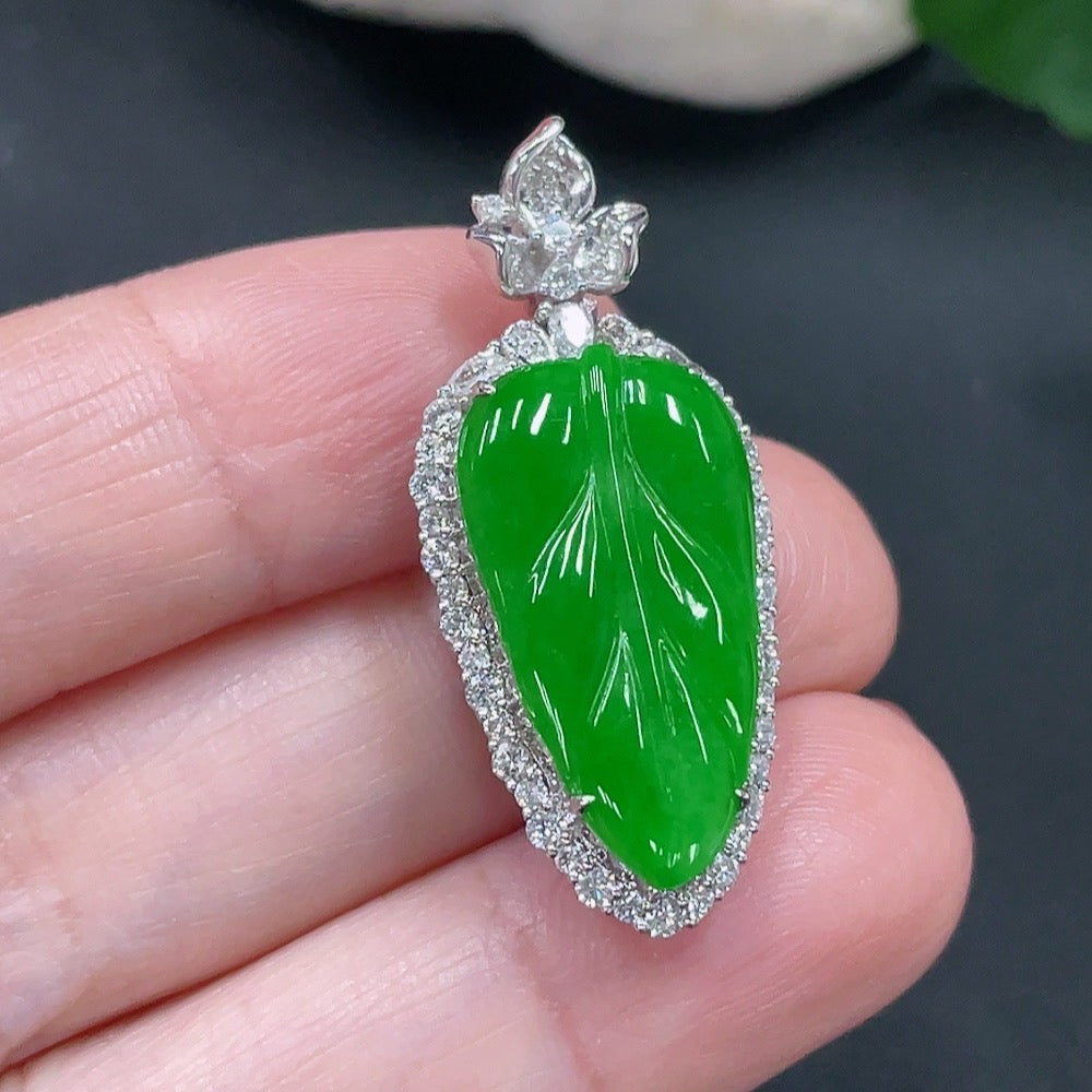 Jadeite Leaf Inlaid Pendant 18K Gold Setting Total Weight Approx. 6.11g