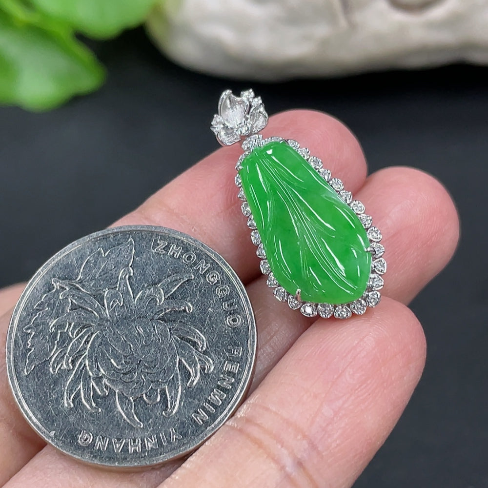 Jadeite Leaf Inlaid Pendant 18K Gold with Diamond Accents Total Weight Approx. 2.93g
