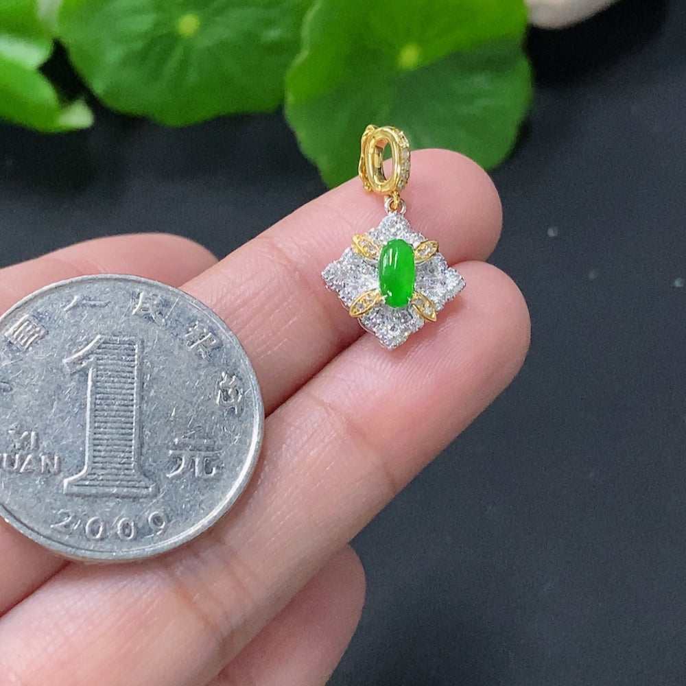Jadeite Cabochon Pendant with 18K Gold Setting, Total Weight Approx. 1.3g