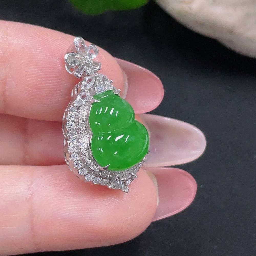 Jadeite gourd pendant by HUILIU HQ with 18k gold inlay and round diamonds, weighing approximately 4.07g, showcasing detailed craftsmanship.