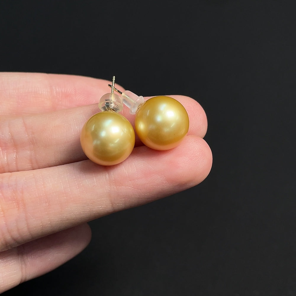18K Seawater Pearl Earrings, Color Origin Undetermined, Total Weight Approximately 5.21g, Size About 11.7mm
