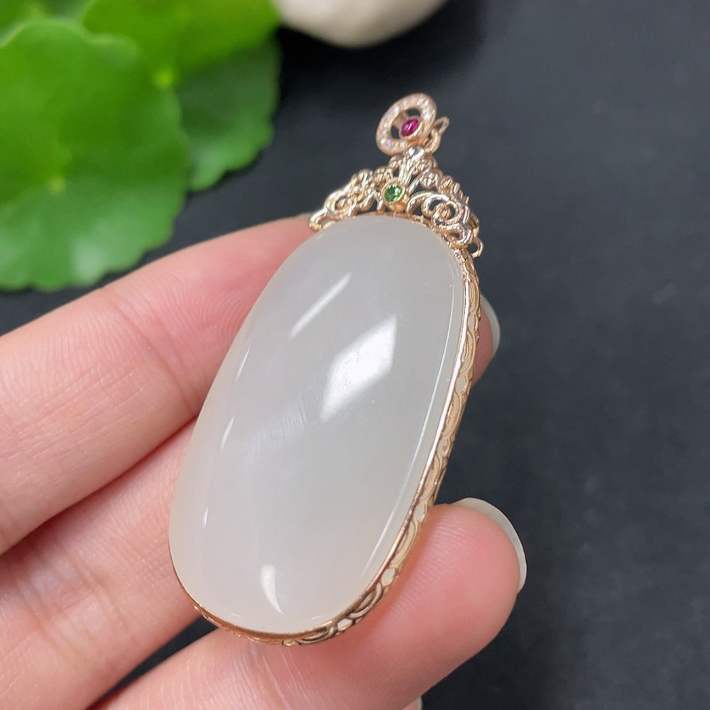 Huiliu Hetian Jade pendant with inlaid diamonds, plain design, smooth surface, and elegant craftsmanship.