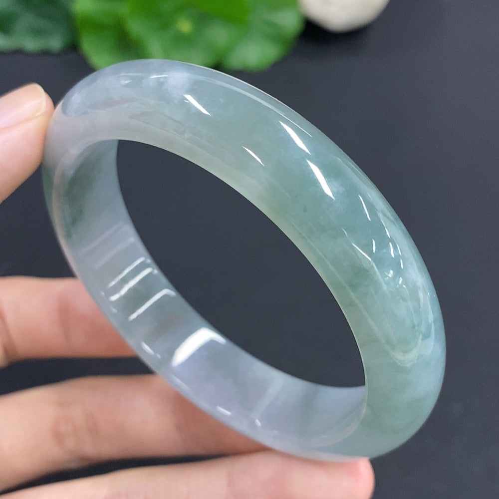 HKHQ jadeite round bracelet weighing 56.4g, featuring smooth, polished jade stones in a stylish jewelry design.