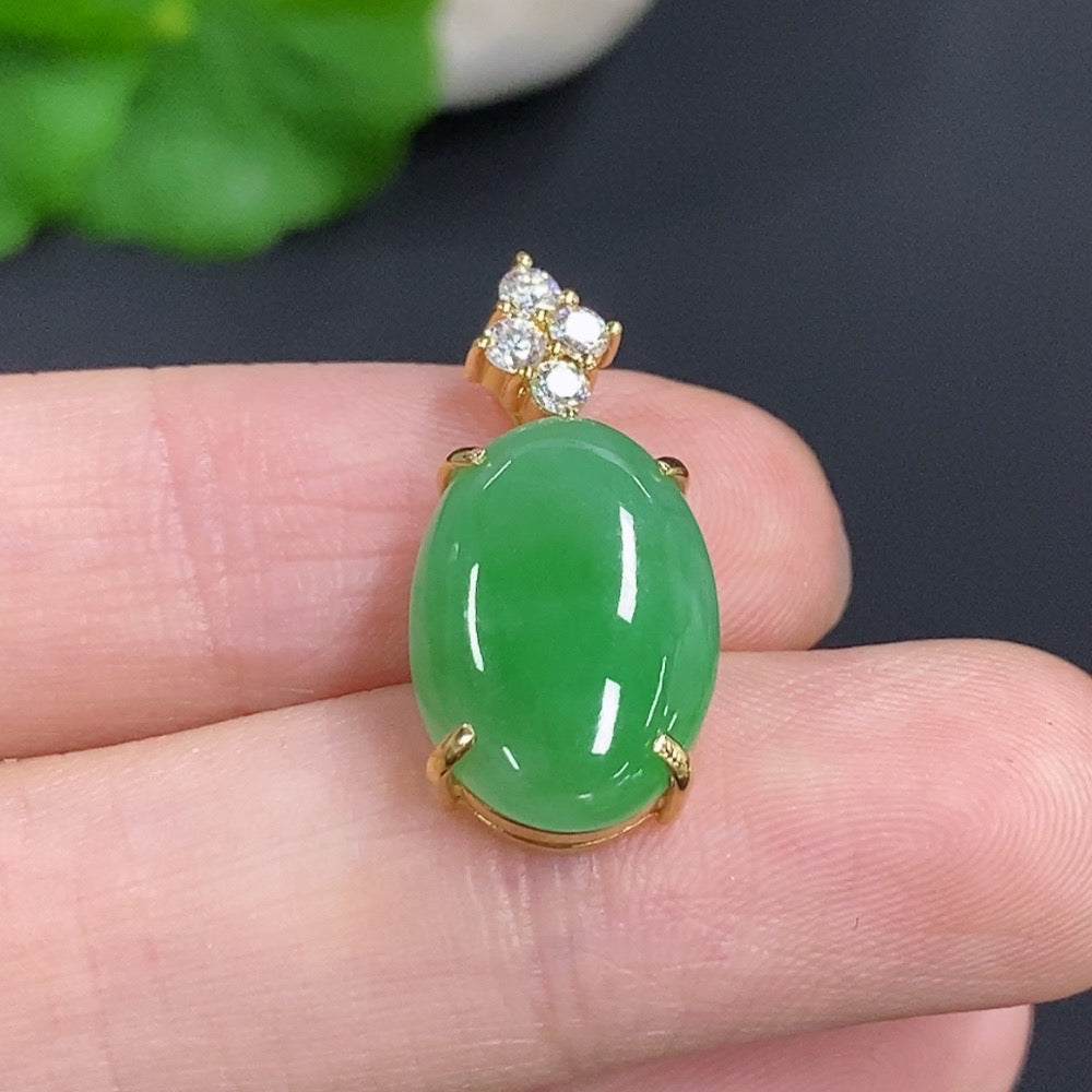 Jadeite cabochon pendant with 18k gold mounting, total weight approximately 3.2g, accented with diamonds