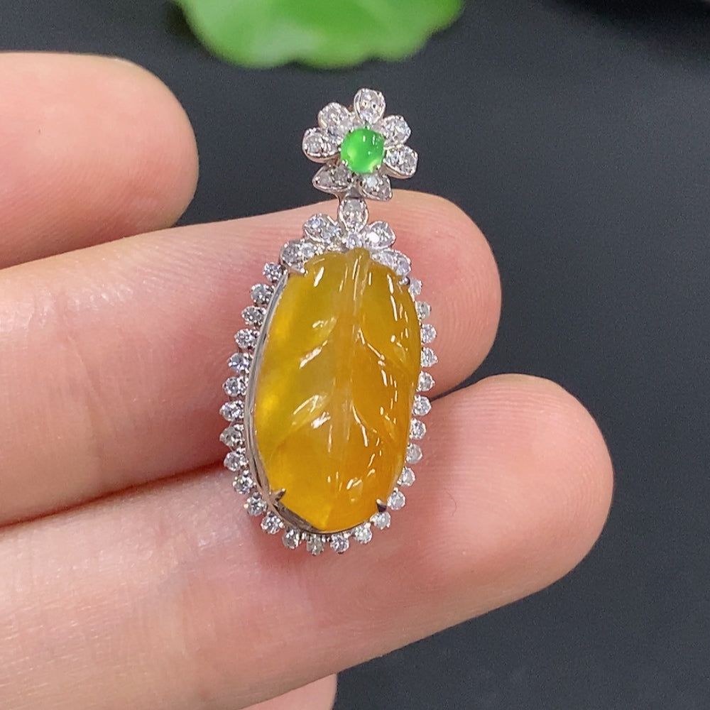 Jadeite Leaf Inlaid Pendant 18K Gold (Non-Diamond)