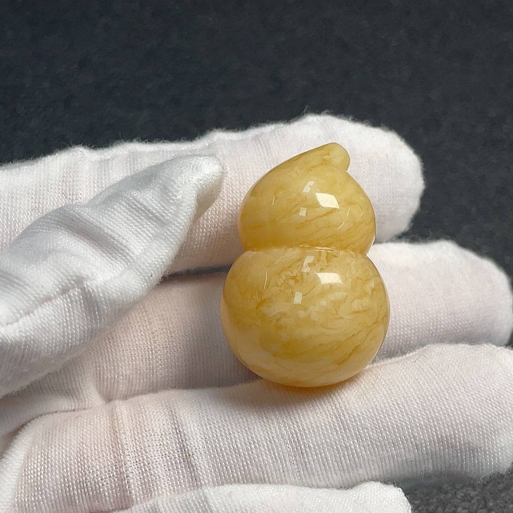 Huiliu HQ amber beeswax jewelry featuring natural amber beads with a warm, golden hue and handcrafted design.