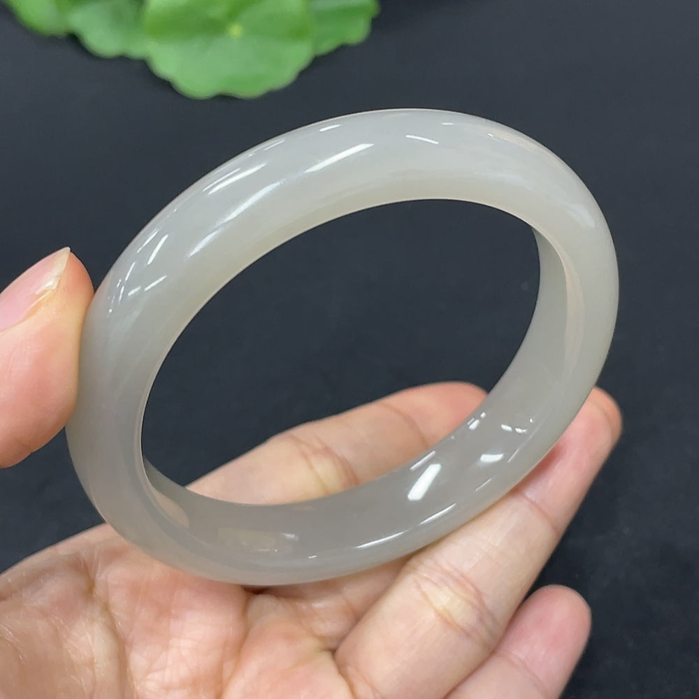 HKHQ Hetian Jade round bangle, size 55.6, polished smooth surface, traditional jewelry design, weighs 46.6g.