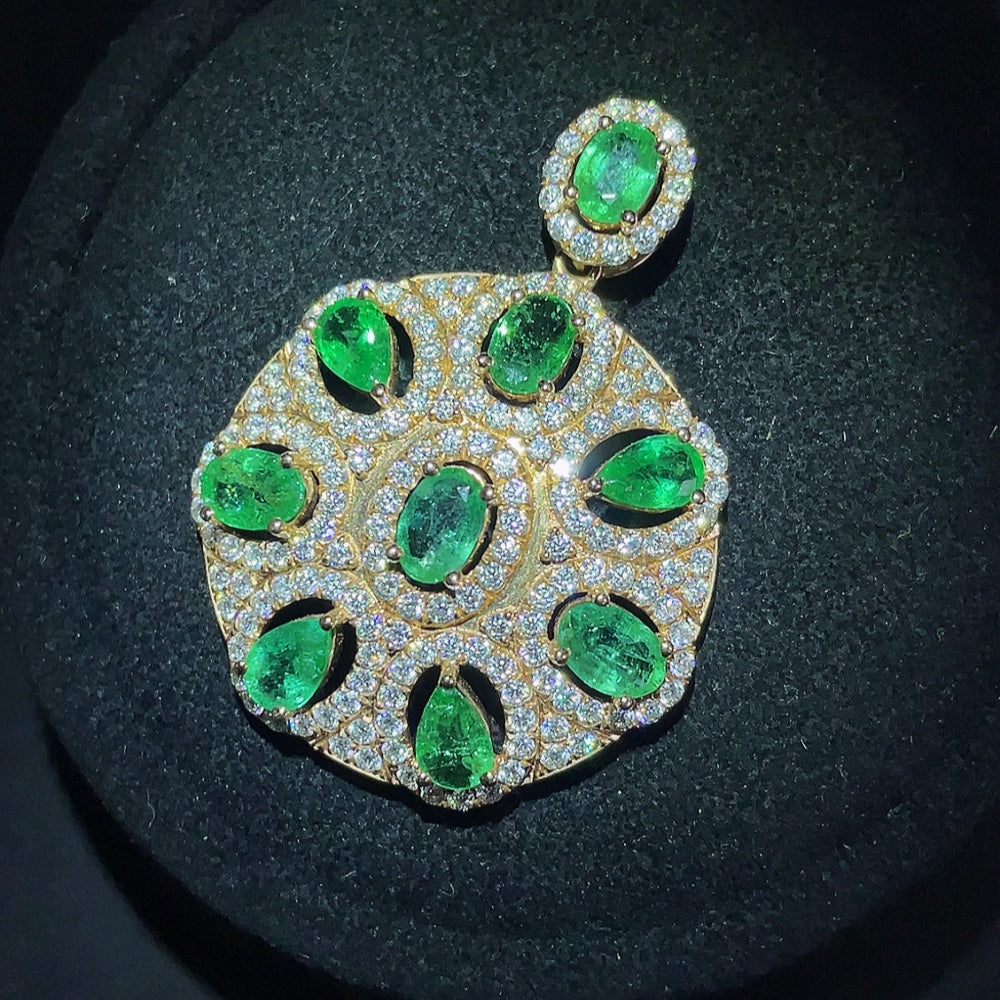 Emerald pendant with 18K gold setting from HKHQ, clarity-enhanced green gemstone necklace, elegant and sophisticated jewelry piece