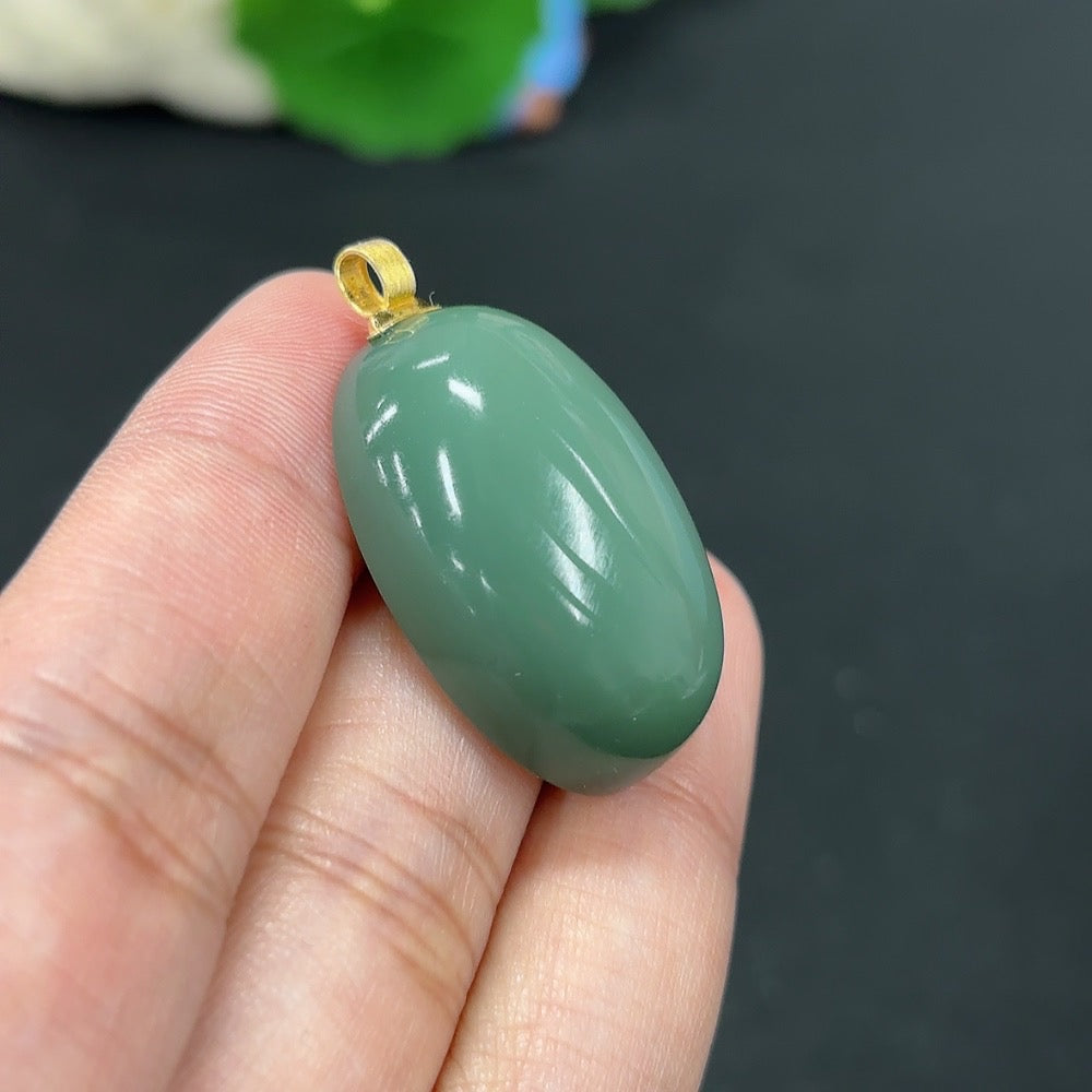 Hetian Jade pendant inlaid with 18k gold, weighing approximately 12.7g, featuring intricate craftsmanship and a smooth polished surface.