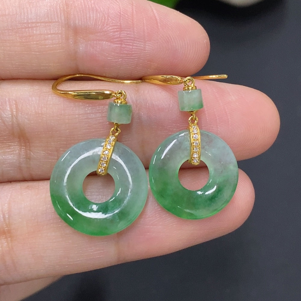 Jadeite earrings with 18K gold mounting, total weight approx. 3.7g (set with diamonds)