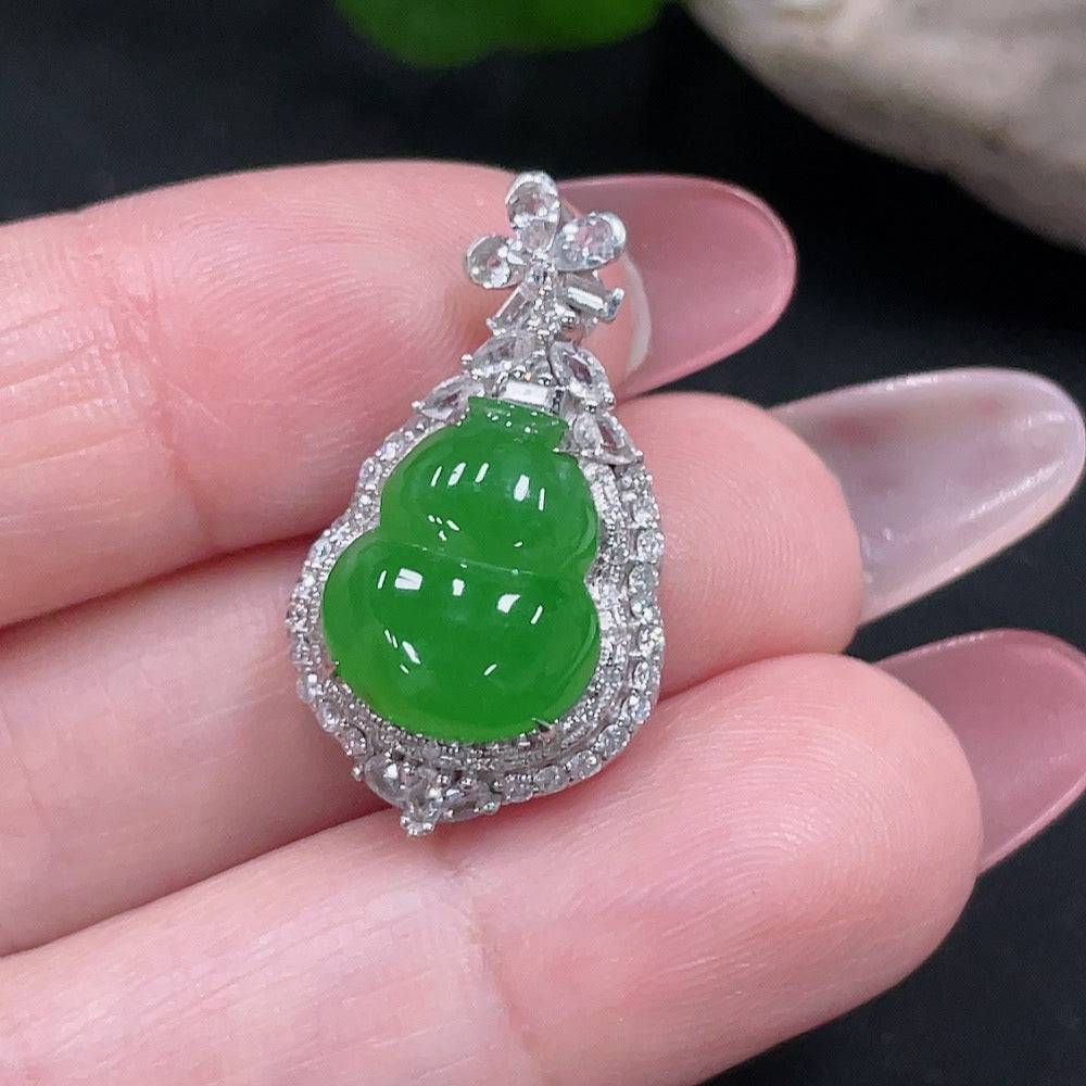 Jadeite gourd pendant by HUILIU HQ, inlaid with round diamonds on sides, 18k gold setting, weighing approx. 4.07g.