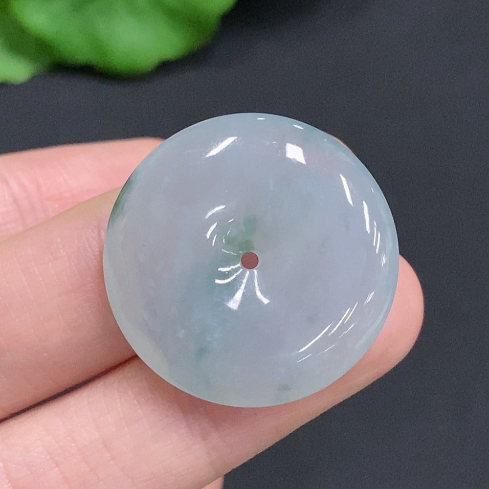 Jadeite Peace Knot pendant from HUILIU HQ showing a polished green jade piece with intricate knot design, weighing approximately 7.4g.