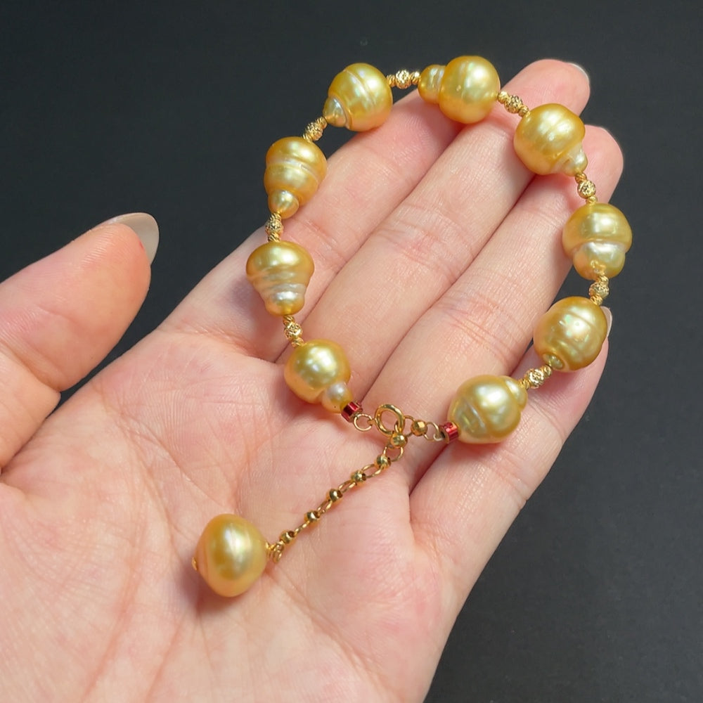 HKHQ seawater pearl bracelet with red accents, 18K gold string, 11mm pearls, total weight 19.87g, unmarked, non-gold rest.
