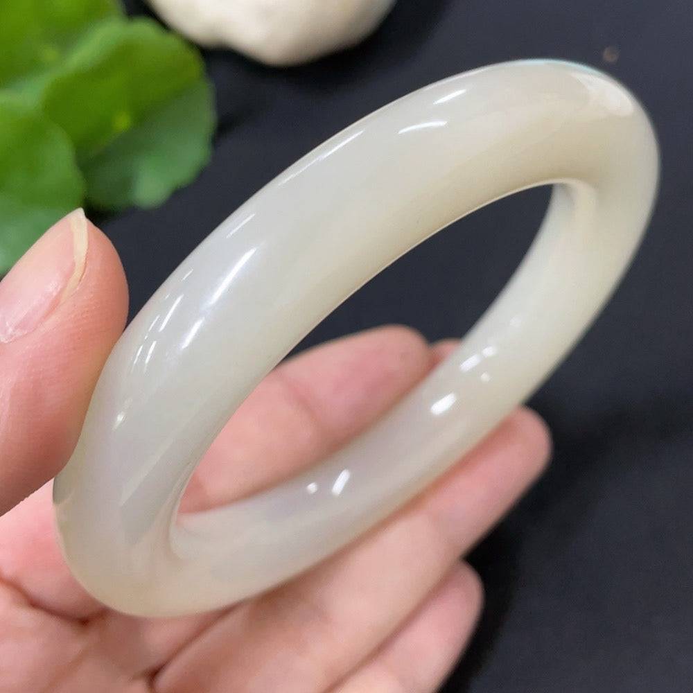 Hetian jade round bangle with a size of 58.3, weighing approximately 74.7g, crafted by HUILIU HQ.