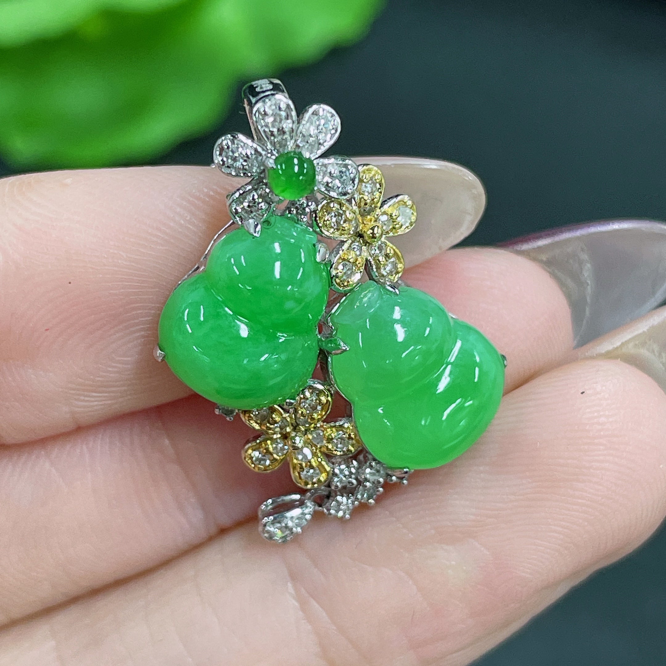 Jadeite Pendant 18k Gold Inlaid with Diamonds Total Weight Approx. 3.44g