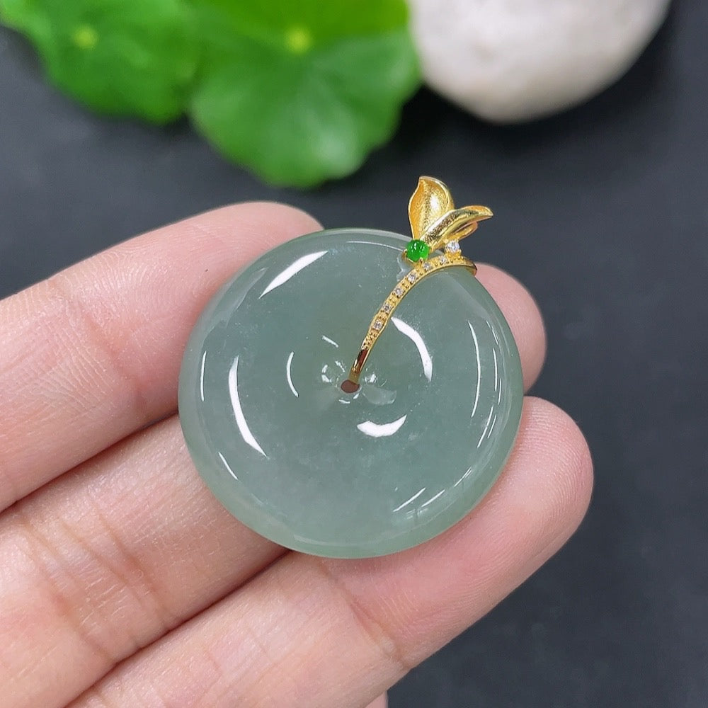 Jadeite Pendant Peace Knot with 18k Gold and Diamond Accents (Minimum Only)