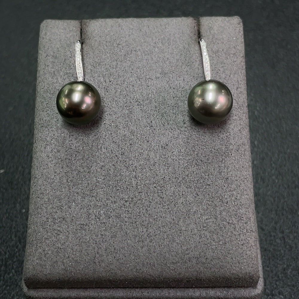 Seawater pearl earrings set in 18K gold with 11.2mm pearls, featuring a delicate and elegant jewelry design.