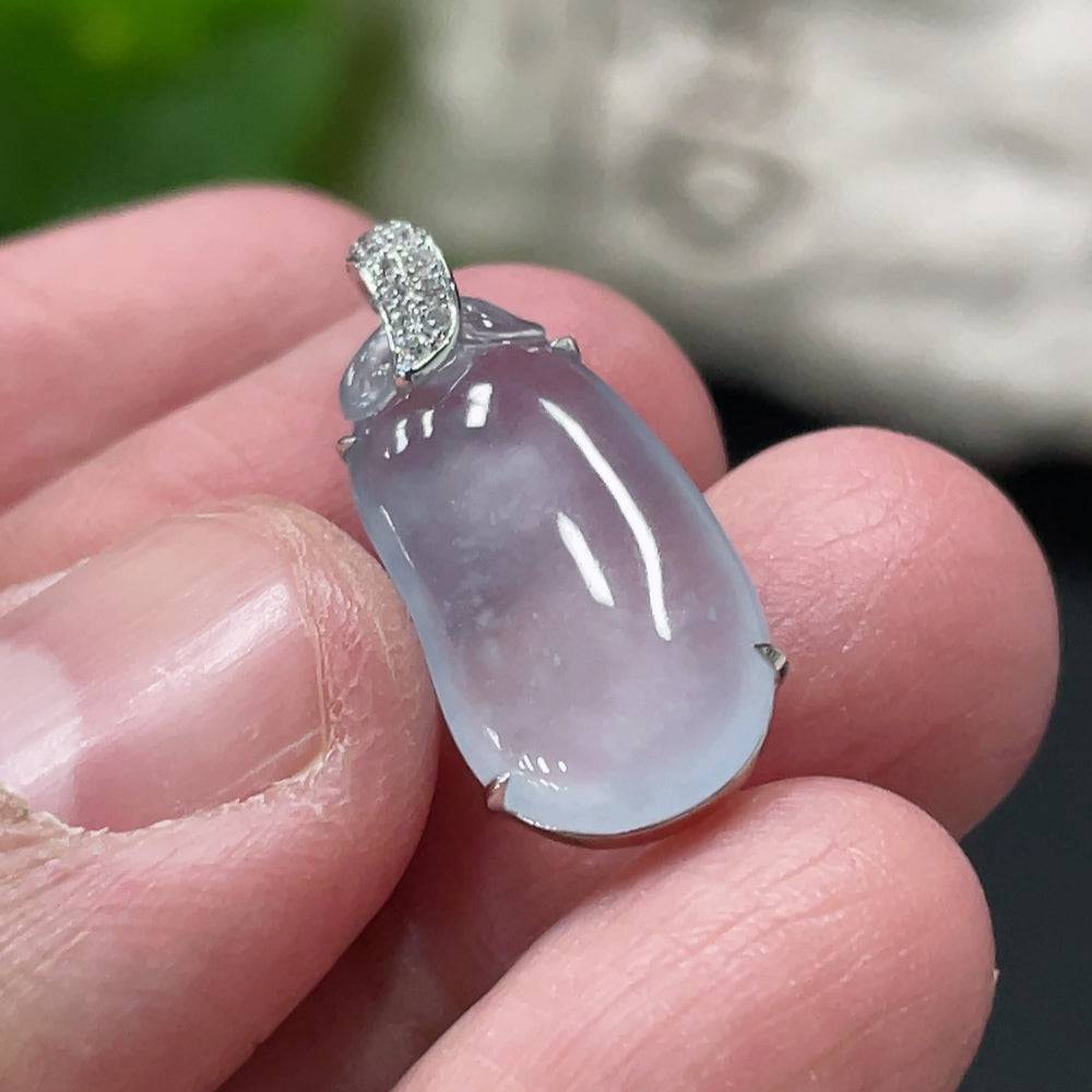 Jadeite auspicious gourd pendant with 18K gold setting and diamond accents, featuring a polished jade jadeite gemstone.