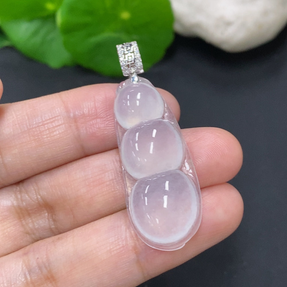 Jadeite Lucky Bean pendant with 18K gold clasp, crafted from green jade, weighs approximately 5.6g, non-diamond jewelry by HKHQ.