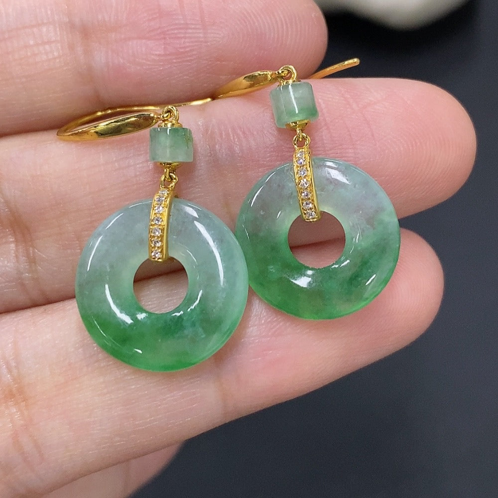 Jadeite earrings with 18K gold mounting, total weight approx. 3.7g (set with diamonds)