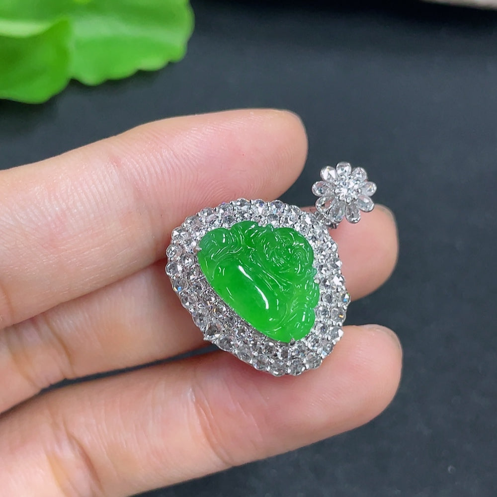 Jadeite pendant with 18k gold and diamond accents, featuring a polished green jade stone, weight approx. 7.3g.