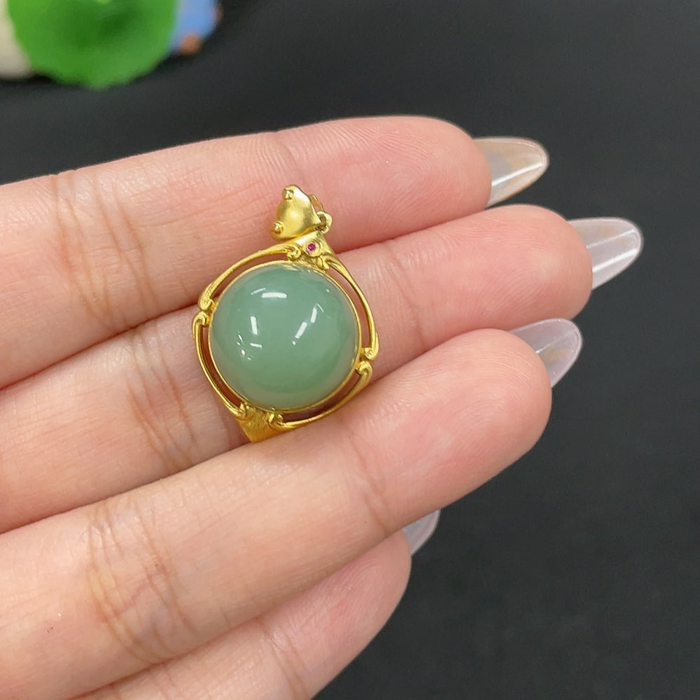 Hetian Jade Jasper Inlaid Pendant, 18k Gold, Total Weight Approximately 5.2g