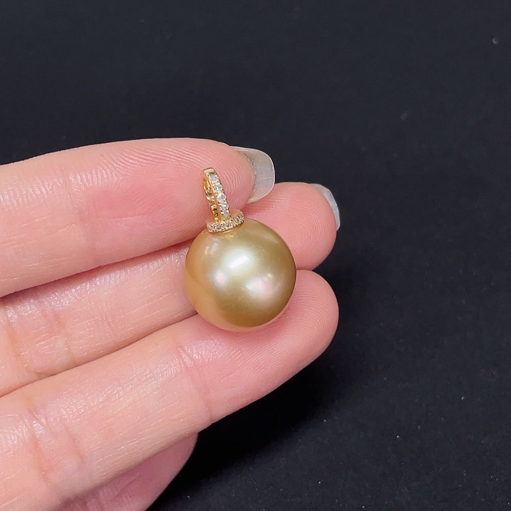Saltwater Pearl Pendant with 18K Gold, Accented with Diamonds