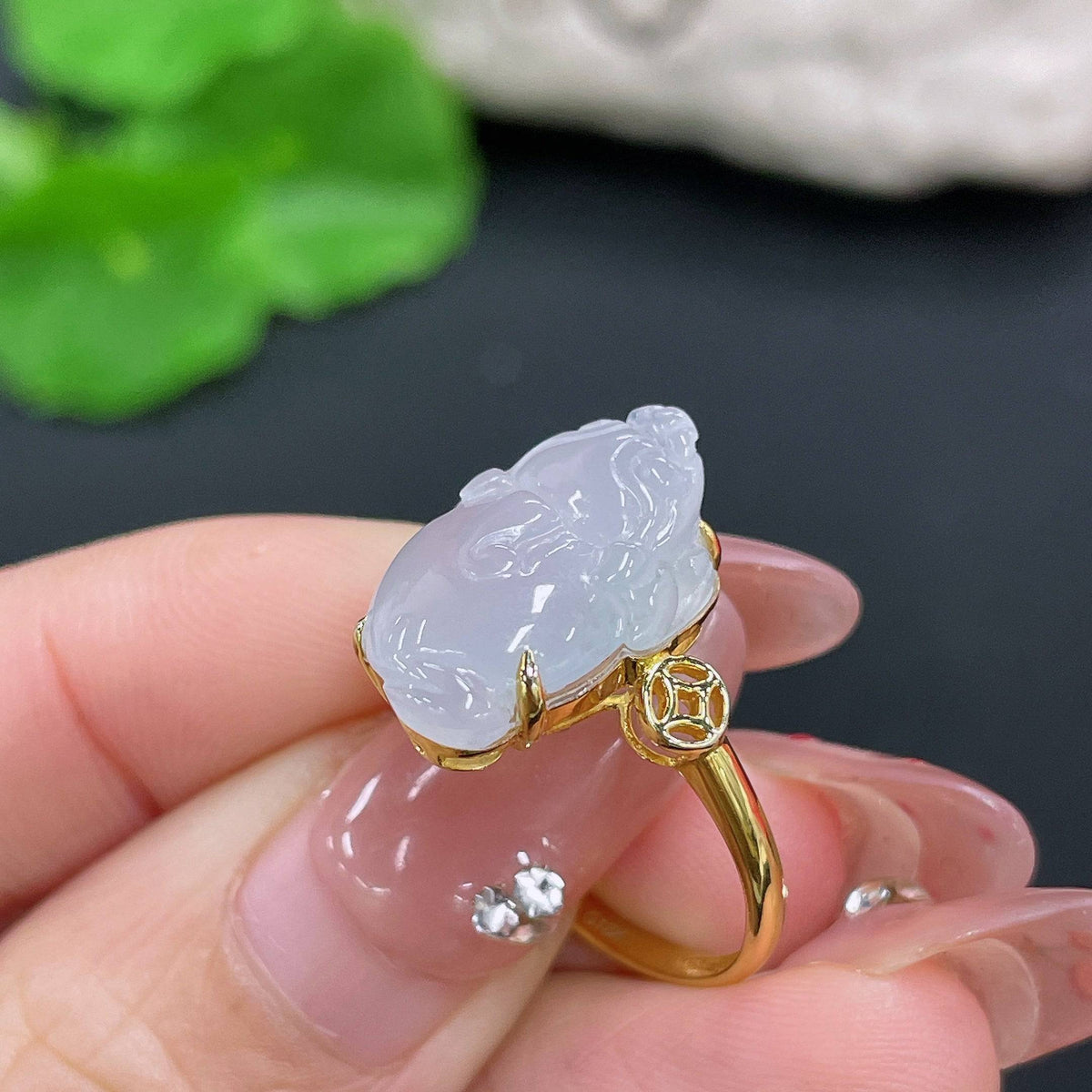 HUILIU HQ jadeite ring featuring a carved toad inlaid design, crafted from high-quality jade with a polished finish.