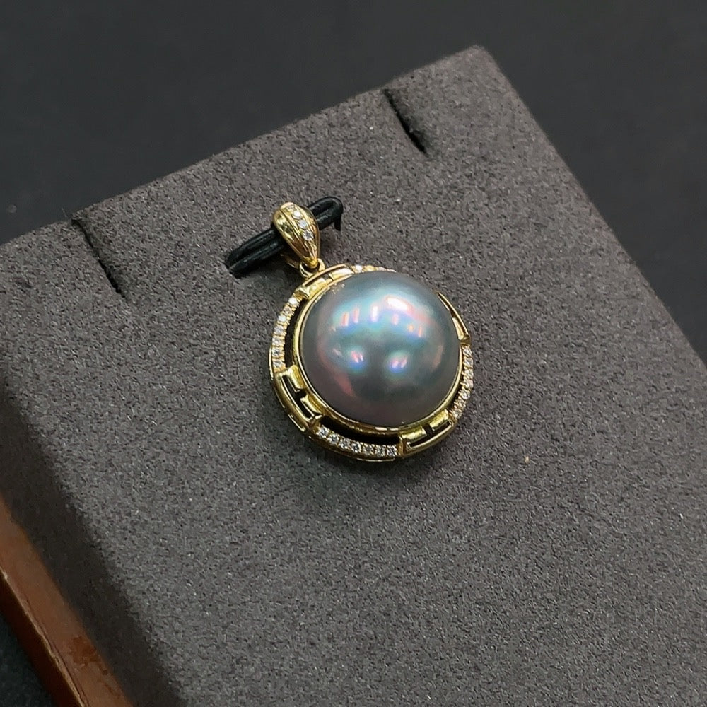 Composite Seawater Pearl Pendant in 18K Gold, Card Size Approx. 14.4mm, Total Weight About 4.11g, Color Origin Undetermined