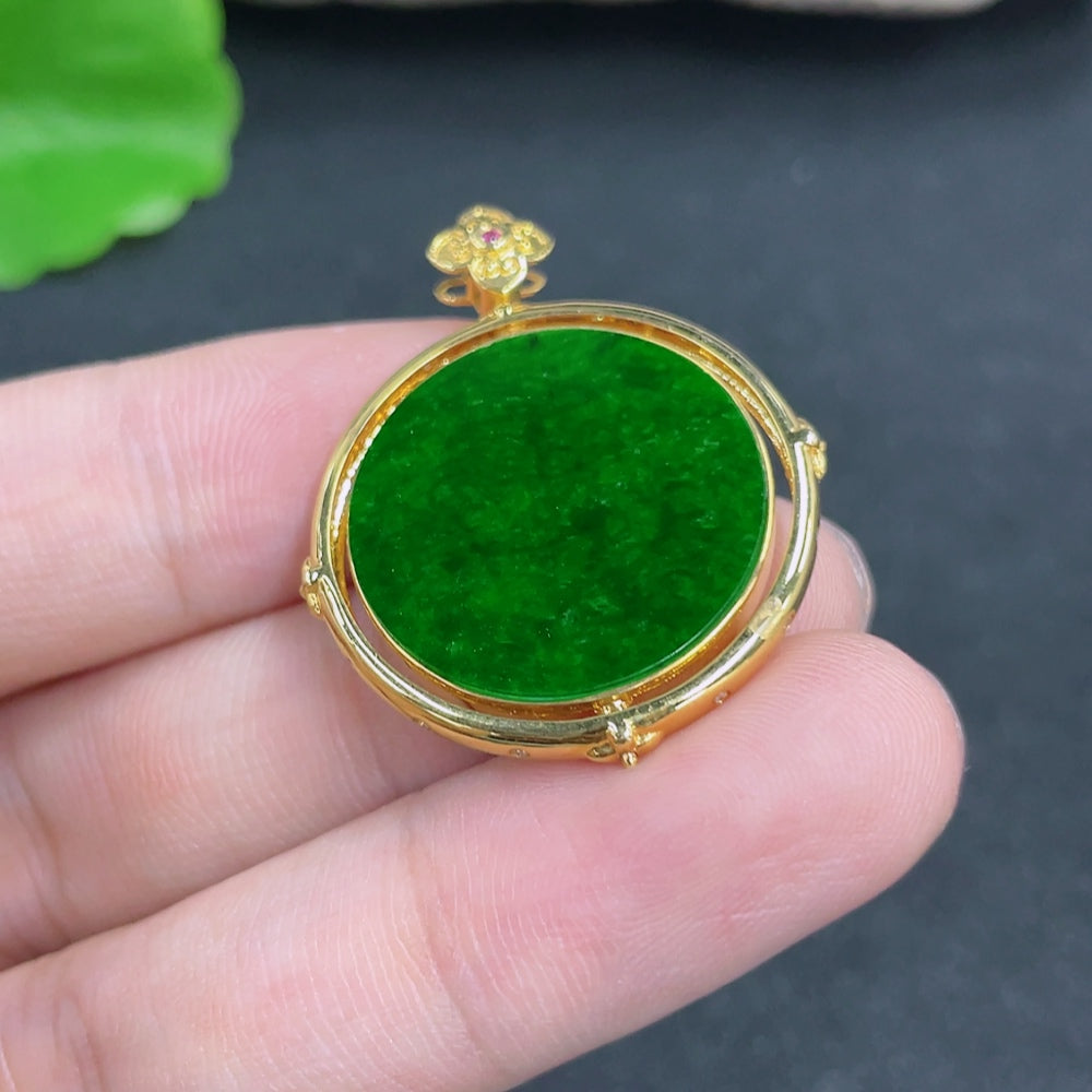 Jadeite Pendant 18k with Diamond Accent Total Weight Approx.4.8g