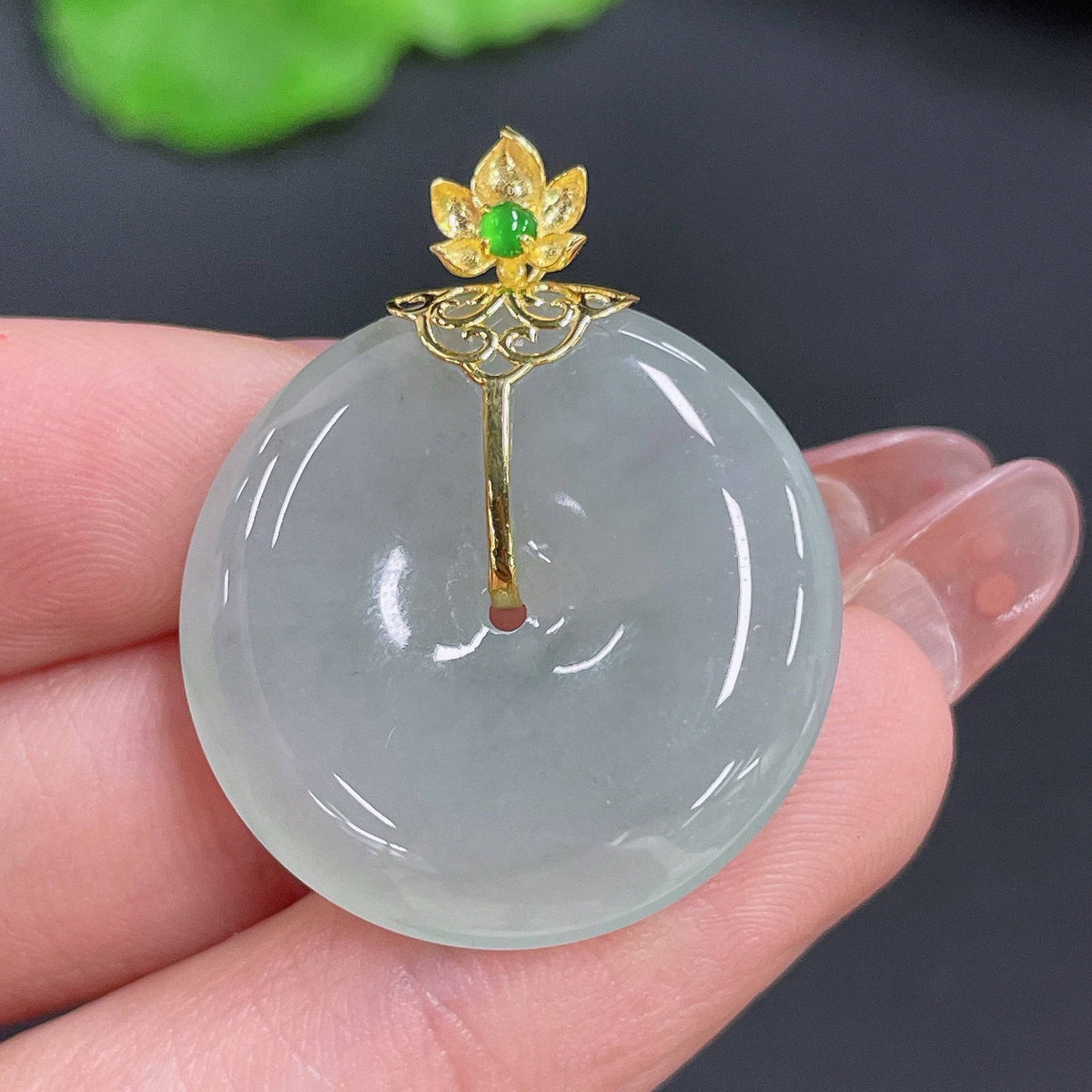 Huiliu Jadeite Peace Knot Pendant with intricate knot design and smooth jade surface, certified by HUILIU HQ.