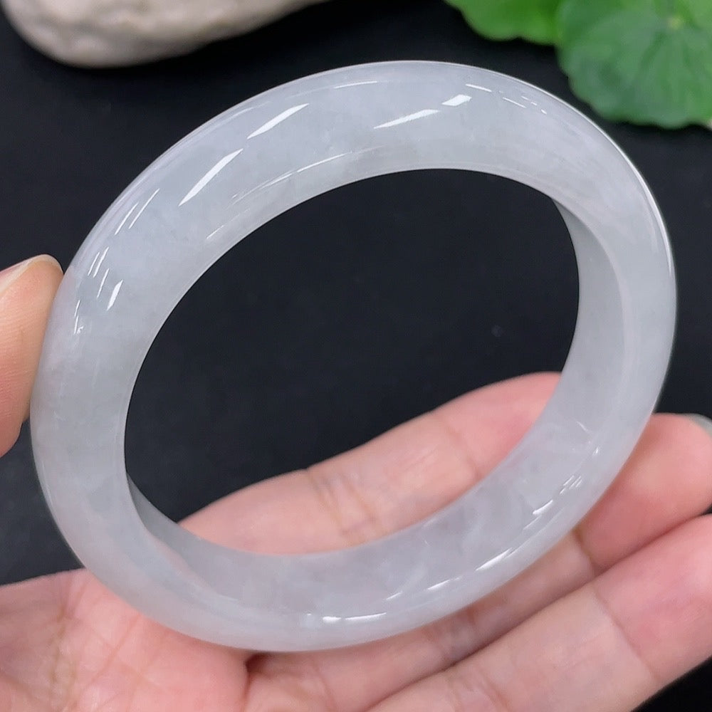Huiliu Certified Jadeite round bangle showcasing smooth, polished green jade with a glossy finish and traditional craftsmanship.