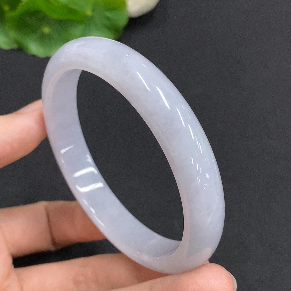 Brazalete redondo de jadeíta, peso total aprox. 47.8g, tamaño 60
