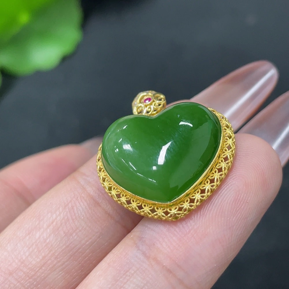 Hetian jade heart pendant in 18K gold with non-diamond inlay, weighing approximately 3.8g, from HUILIU HQ.