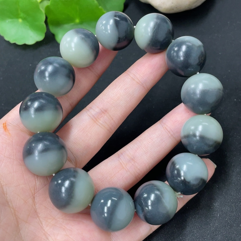 HKHQ Hetian Jade bracelet with 17.8mm beads, total weight 114.9g, showcasing smooth, polished jade beads on a stylish bracelet.
