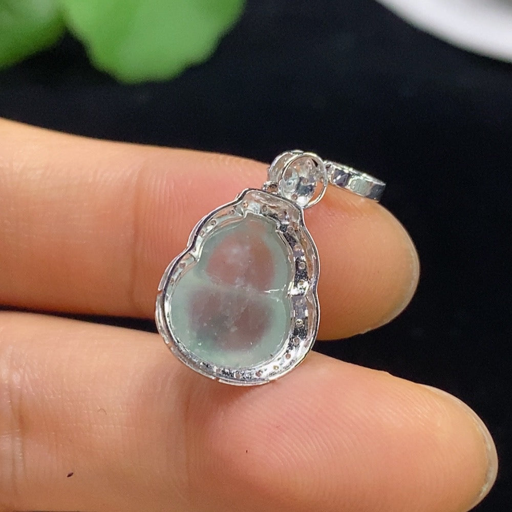 Jadeite Gourd Inlaid Pendant with 18k Gold and Diamond Accents, Total Weight Approximately 1.83g